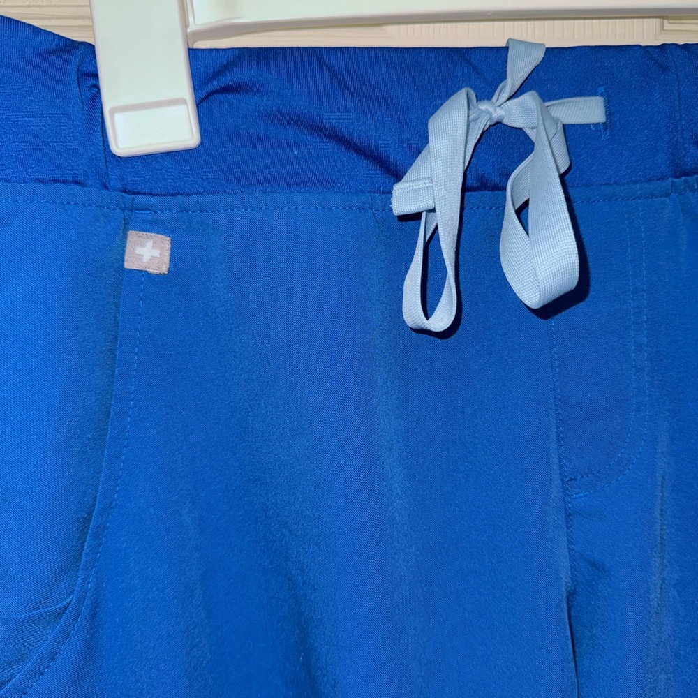 Woman’s M Figs Royal Blue scrub set - single pocket jogger style - Picture 6 of 6